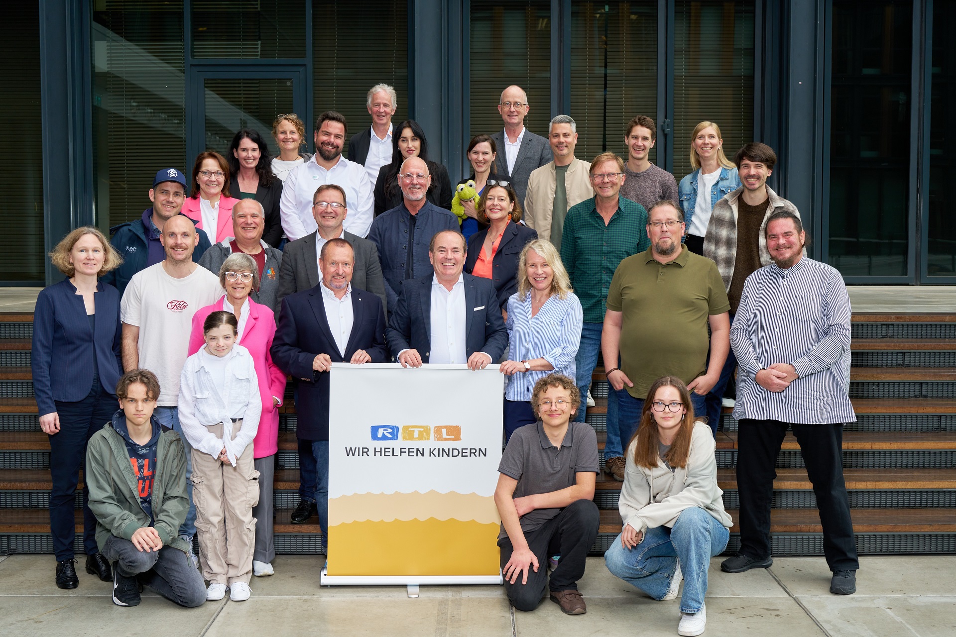 Gruppenfoto mit Mitarbeitern der RTL-Stiftung und von Adveniat