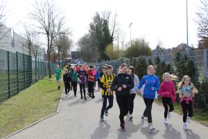 Schülerinnen und Schüler beim Spendenlauf