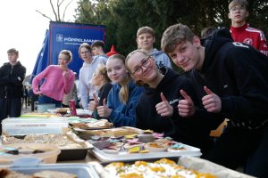 Schülerinnen und Schüler verkaufen selbstgebackenen Kuchen